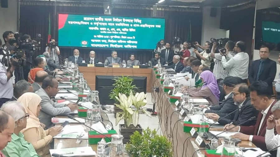 নির্বাচনের প্রস্তুতি নিয়ে সচিব ও কর্মকর্তাদের সঙ্গে বৈঠকে ইসি