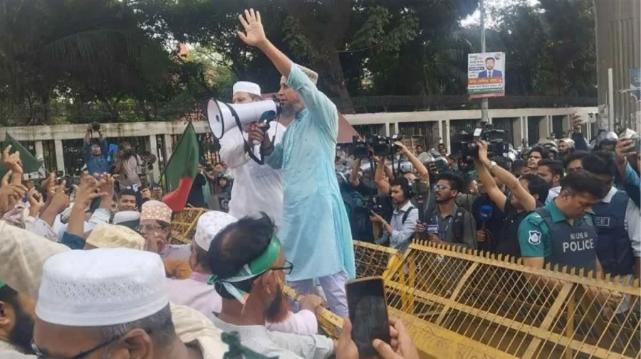 পুলিশি বাধার মুখে যমুনা অভিমুখী ইবতেদায়ি শিক্ষকদের লংমার্চ