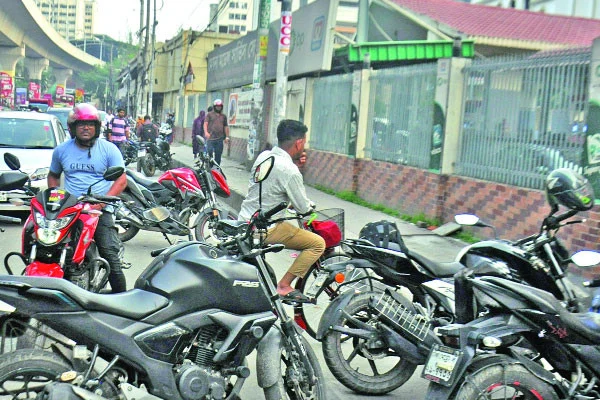 তেলের জন্য কয়েক মাইলজুড়ে লাইন