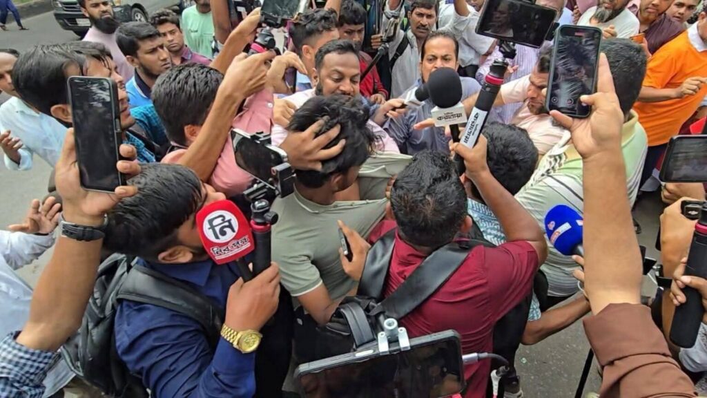 সাংবাদিকের ওপর জামায়াতের মব হামলা: ধানমন্ডি ৩২-এ আওয়ামী লীগ সন্দেহে নির্যাতন, সাংবাদিক সমাজে নিন্দার ঝড়
