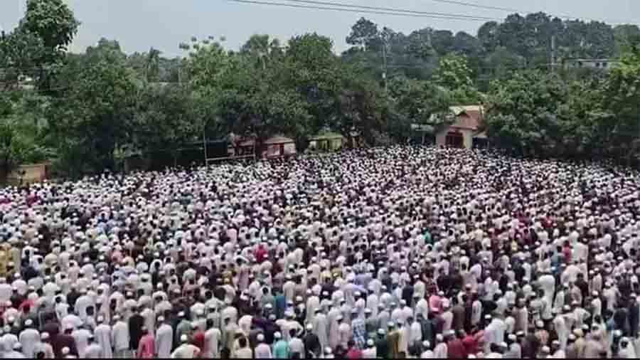 আওয়ামী লীগ নেতা ও সাবেক মেয়র আনিছুর রহমানের জানাজায় সাধারণ মানুষের ঢল