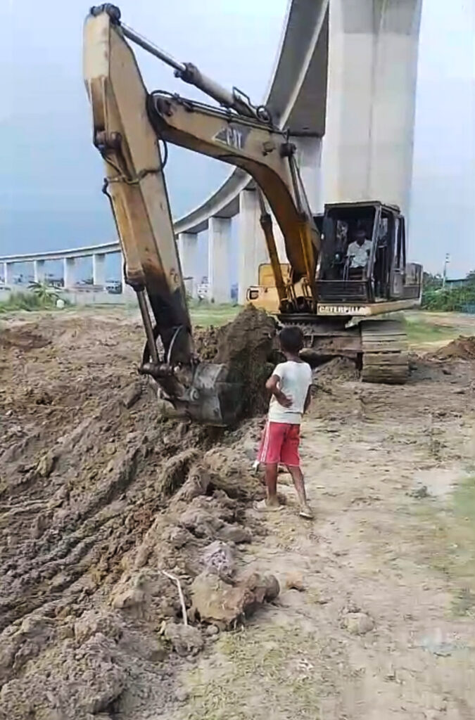 অনুমোদন ছাড়াই পদ্মা রেলসেতুর পিলারের নিচ থেকে কাটা হচ্ছে মাটি