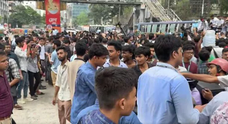 ‘তুমি কে আমি কে? ফার্মের মুরগি’ স্লোগানে শিক্ষামন্ত্রীর পদত্যাগ দাবিতে এইচএসসি পরীক্ষার্থীদের সড়ক অবরোধ