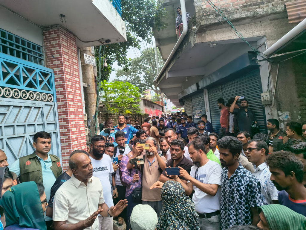 শিক্ষার্থীকে মারধরের অভিযোগ এমপির মেয়ের বিরুদ্ধে, বাড়ি ঘেরাও