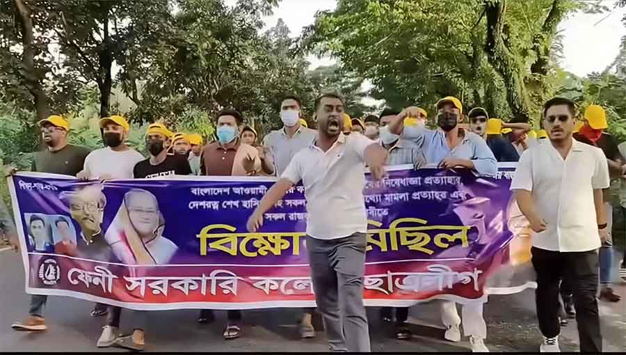 আওয়ামী লীগের নিষেধাজ্ঞা ও সকল মিথ্যা মামলা প্রত্যাহারের দাবিতে ফেনীতে ছাত্রলীগের মিছিল