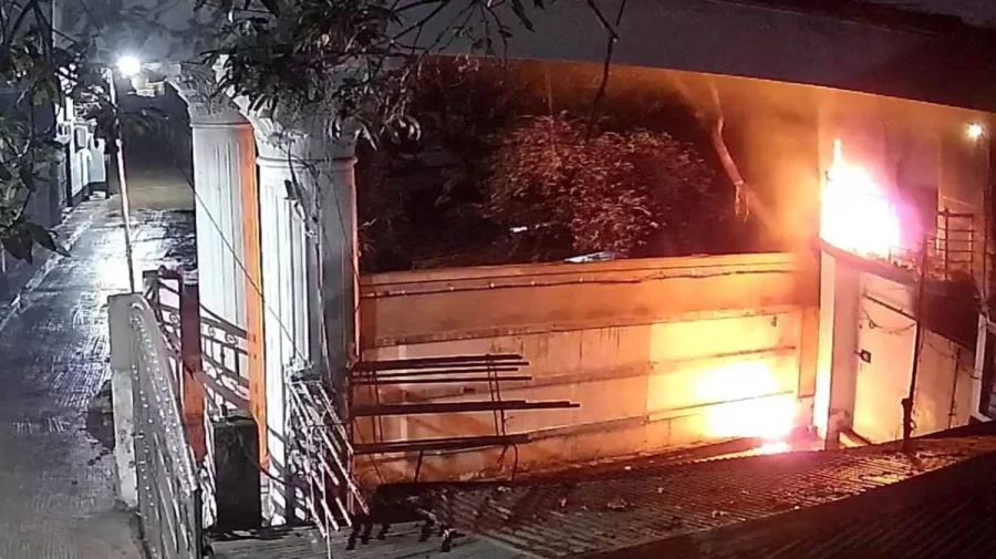 সাবেক শিক্ষামন্ত্রী নওফেল ও সাবেক এমপি সাকিবের বাসভবনে আগুন