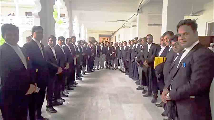 ৭ নেতার ফাঁসির রায়: সুপ্রিম কোর্টে আওয়ামীপন্থি আইনজীবীদের নীরব প্রতিবাদ