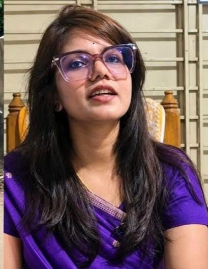 সোশ্যাল মিডিয়ায় চরম ট্রোলিংয়ের শিকার হওয়া সেই শিক্ষিকাই— জেলার শ্রেষ্ঠ শিক্ষক