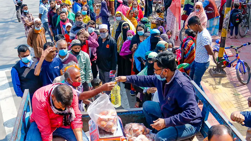 চার মাস ধরে নিয়মিত ট্রাকসেল নেই—কম দামের পণ্য থেকে বঞ্চিত নিম্নআয়ের মানুষ | বাজারে তেল-চিনি-আটার দামও ঊর্ধ্বমুখী