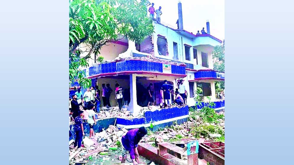 পাবনায় ধর্ষণের অভিযোগে মোস্তফার দ্বিতল বাড়ি গুঁড়িয়ে দিল জনতা